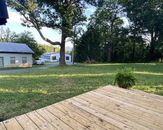 Entire Guest House - Bedford - Patio