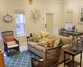 Charming Beach Cottage & Private Beach - Includes Bicycles! - Miramar Beach - Living room