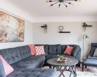 Best of both worlds! Stylish home minutes from Downtown with all the amenities! - Birch Run - Living room