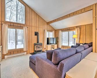 1 Block to Lake Poconos Getaway with Fire Pit! - Pocono Pines - Living room
