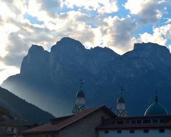 Holiday In Agordo Dolomites, Hiking, Relaxation, Forests, Rocks And Sunsets Pink !! - Agordo - Edificio