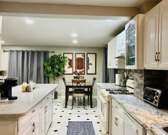 4-bedroom vacation home just 20 mins to NYS times Square. - Teaneck - Kitchen