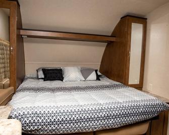 Quiet Cozy Camper - Niceville - Bedroom