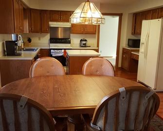 Beautiful Comfy Five Bedroom Home Sleeps 11+ - Urbandale - Kitchen