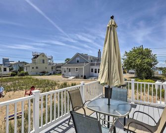 Plum Island Retreat about 1-Block Walk to Beach! - Newburyport - Balcony