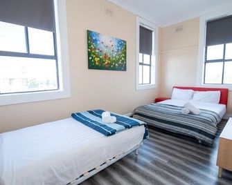 Converted Historic Hotel in Finley, Sleeps 25 - 핀리 - 침실