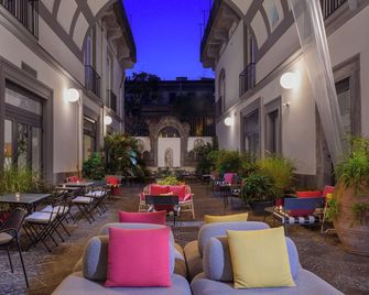 Hotel Piazza Bellini & Apartments - נאפולי - פטיו