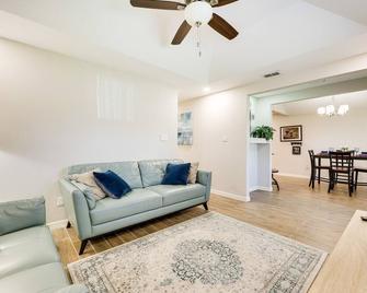 Spacious Backyard San Juan Home Near Border! - San Juan - Sala de estar