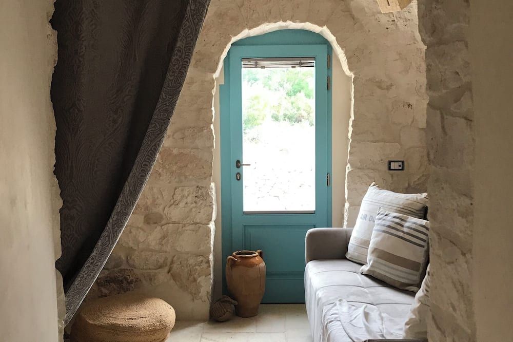 Trullo Nascosto, The perfect Romantic Hideaway, with jacuzzi and private pool - Santa Lucia - Huiskamer