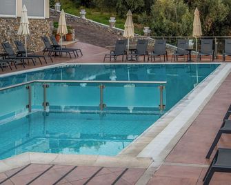La Luna Hotel - Troulos - Svømmebasseng