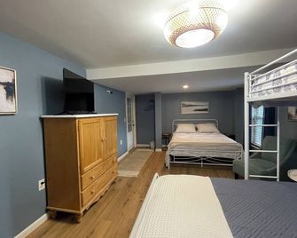 Sandy Cheeks is perfect for your next family vacation! Walk to Lake Erie Beach. - Angola - Habitación