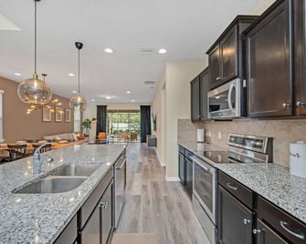 Spacious 6BR/5BA Villa at Windsor at Westside - Poinciana - Cocina