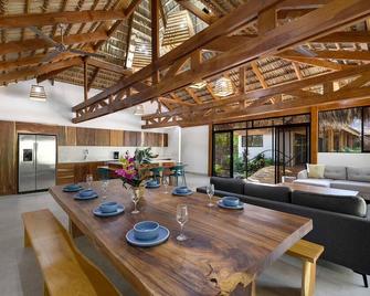 Casa Rio ~ close to beach + sleeps 14! - Santa Cruz - Comedor