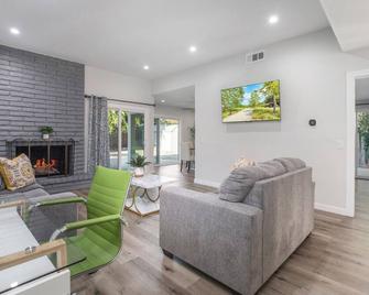No Stairs w/ Yard & EV Charger (Olive Perch) - Mission Viejo - Living room