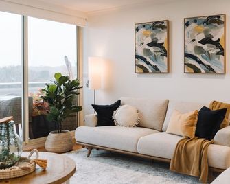 Lakeside 3-Bed Apartment with Jacuzzi - Belconnen - Living room