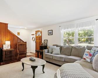Tilghman | Fenced Yard | Pet Friendly | Charming - Tilghman Island - Living room