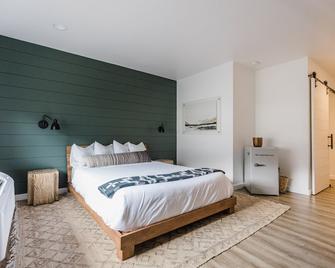 Wonderstone Single Queen Ada Guest Room - Columbia Falls