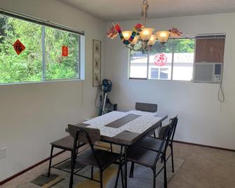 GardenView queen-size bedroom - Redmond - Dining room
