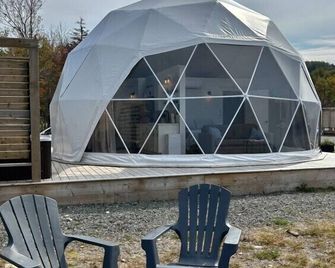 Dome 3 · Luxury Lakeside Dome Experience & Hot Tub - West Bay - Patio
