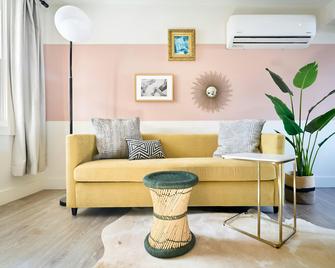 Sonder The Stat - Nashville - Living room