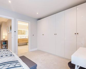 Stylish new home with parking - king beds garden - Chichester