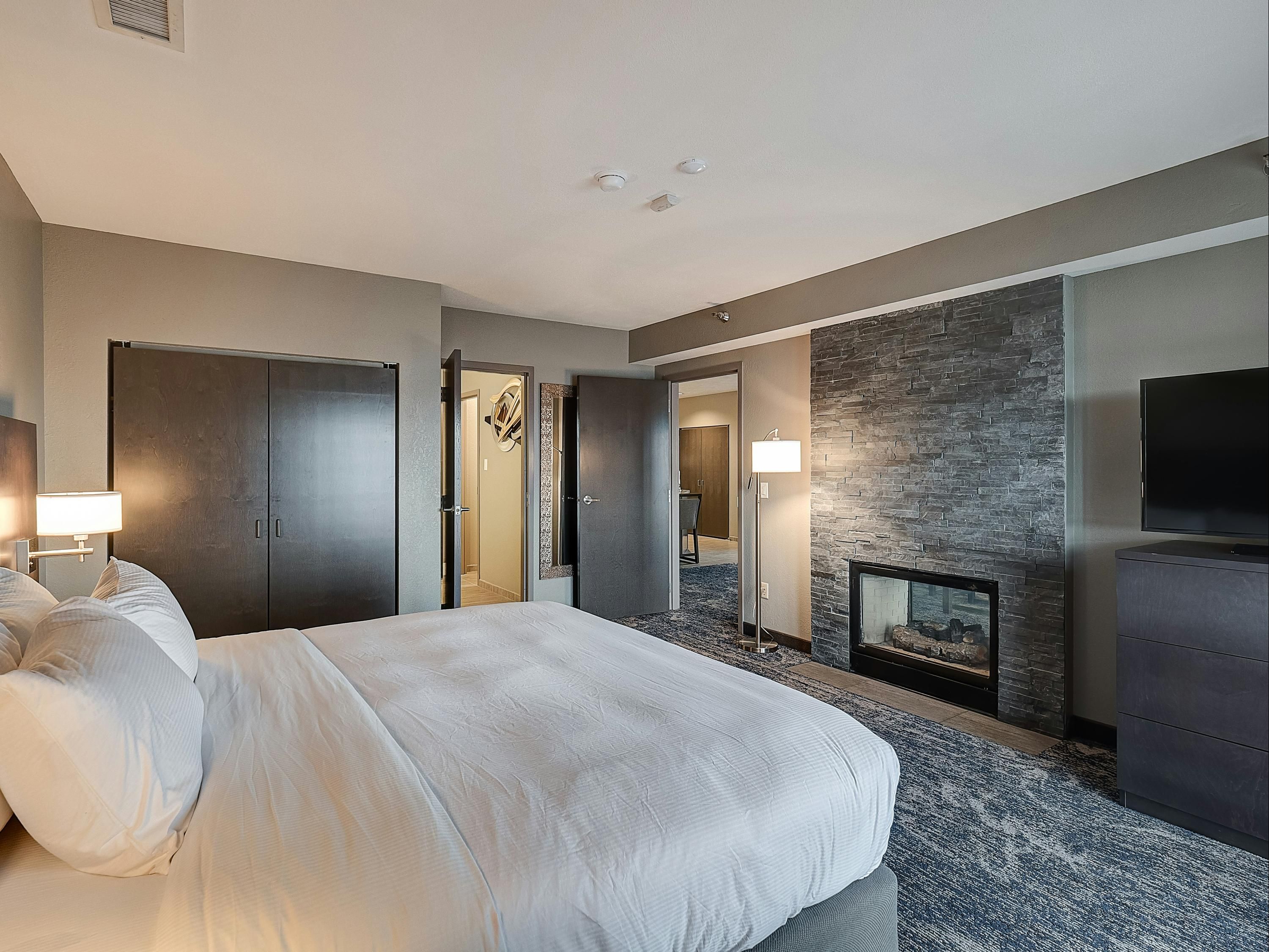 DoubleTree by Hilton Hotel Bloomington - Bloomington - Schlafzimmer