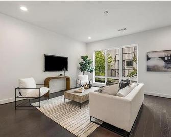 3 bedroom 4 bath 3 level luxury townhome - Atlanta - Living room