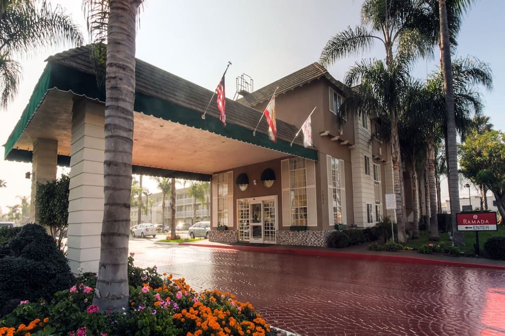 Ramada by Wyndham Costa Mesa/Newport Beach - קוסטה מסה - בניין