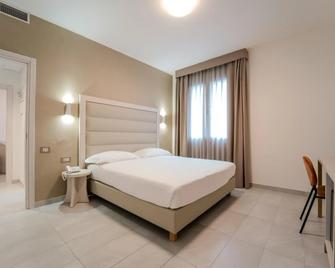 Hotel Donatello - Modena - Bedroom