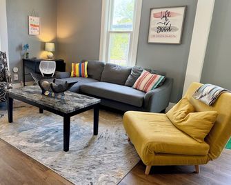Cozy home near DT, Premier Center: 65'TV, Foosball, Mini Golf + Fenced Yard - Sioux Falls - Living room