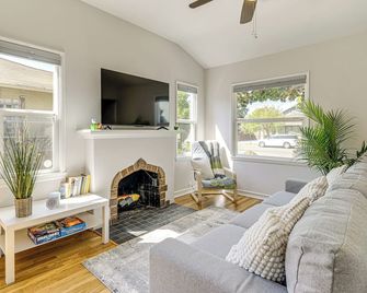 Walk to Dtwn San Jose and SJSU Charming and Cozy Gem! - San Jose - Sala de estar