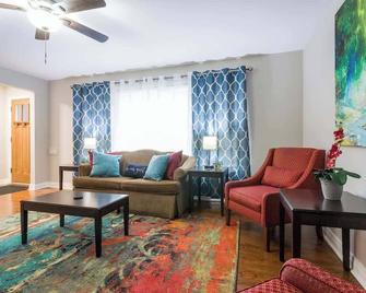 The Comfy King Ranchking Bed Suitefast Wi-Fi - Bridgeview - Living room