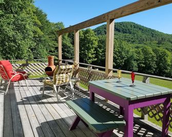 Vermont Hillside Cottage w/Great View - Pet Friendly, Fee Required - Chester - Balcony