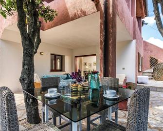 Casa Ortensia - Baia Sardinia - شرفة مرصوفة