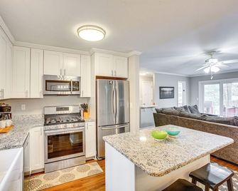 Traverse City Retreat With Deck And Lake - Traverse City - Kitchen