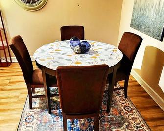 Large Stylish Suite on Private Wooded Lot near DC - Springfield - Dining room