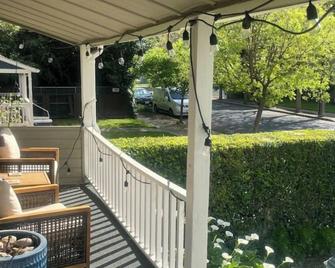 Digital Nomad Paradise, walking distance to downtown shopping & restaurants - Pleasanton - Patio