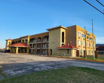 Hallmark Inn and Suites - San Antonio