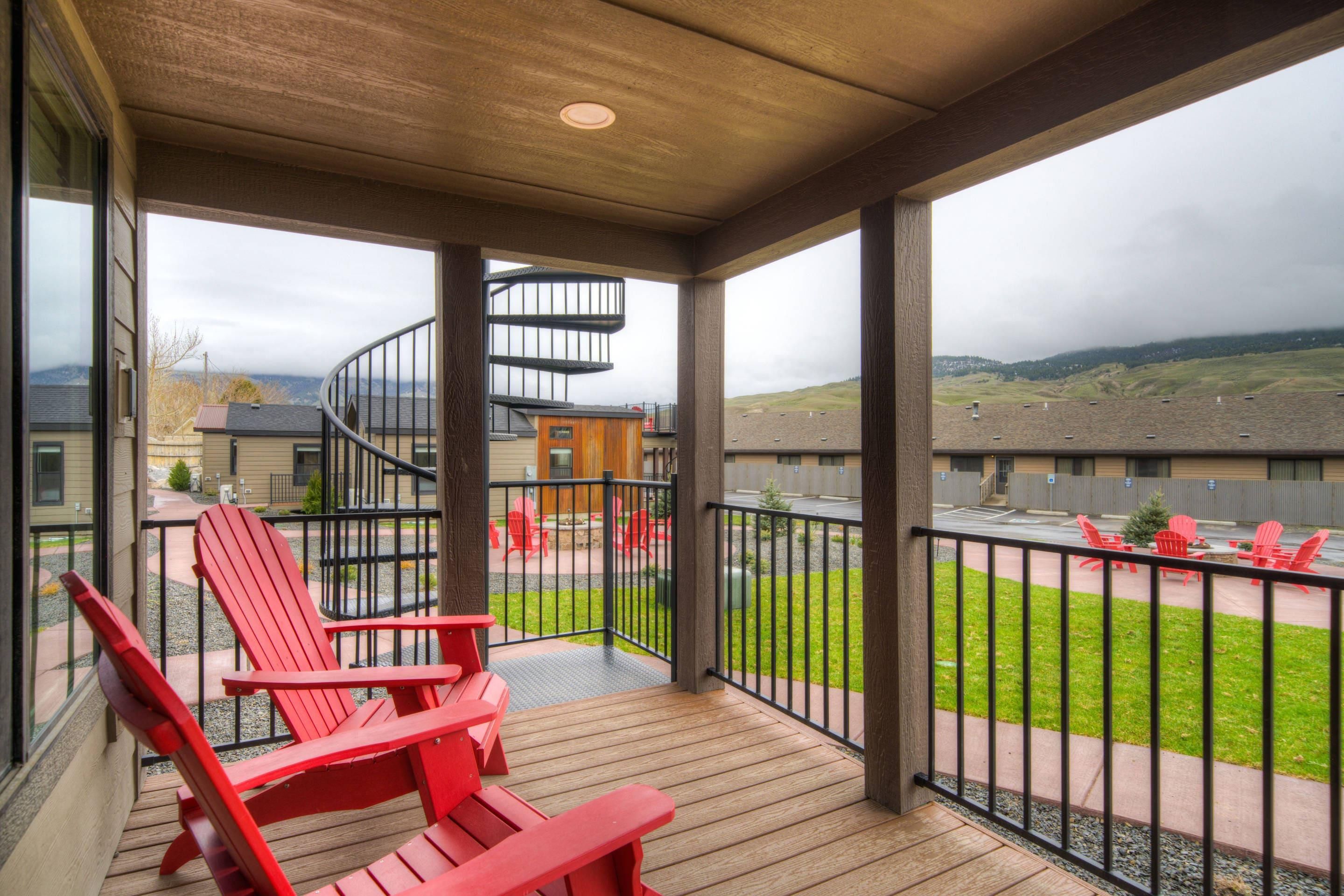Ridgeline Hotel at Yellowstone, an Ascend Collection Hotel - גארדינר - מרפסת