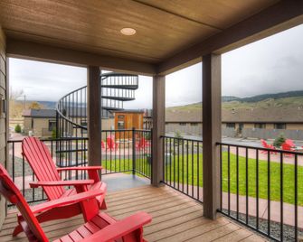 Ridgeline Hotel at Yellowstone, an Ascend Collection Hotel - גארדינר - מרפסת