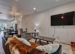 Modern Select Suites, 2bd Stay 1 min to Downtown - Sheridan - Living room