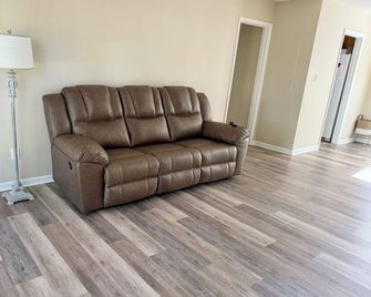 Conveniently Located in Town - Near Hospital - Jesup - Вітальня