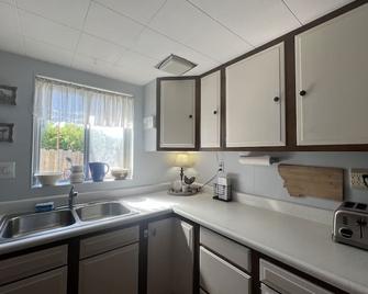 Perfect For Families, Couples, And Dog Friendly! Short Walk To Ynp! - Gardiner - Kitchen
