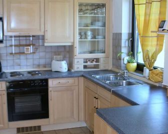 Lovely cottage in a wooded area with a large garden. Pets welcome. - Nauen - Kitchen