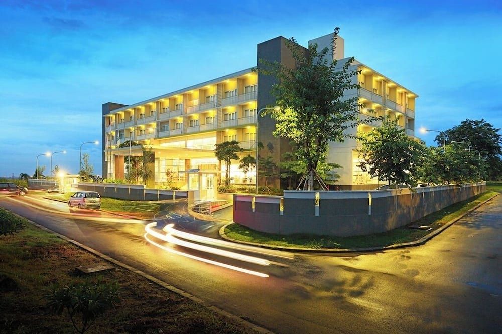 Treepark Hotel Karawang - Karawang - Building