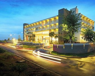 Treepark Hotel Karawang - Karawang - Building