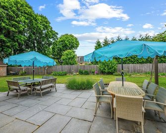Spacious New Silver Beach Home--5 Bd--A/C, Sunroom,outdoor Shower - North Falmouth - Patio