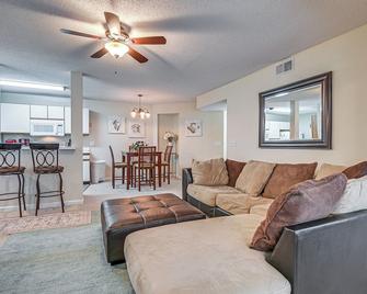 Pool Access and 2 Mi to Ocean Myrtle Beach Condo! - Myrtle Beach - Living room