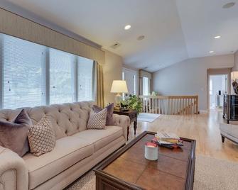 Elegant private resort style North Shore home - Syosset - Living room