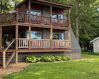The Perch-Skywalk! Pet Friendly, 4-bedroom cabin on the Big Eau Pleine. - Mosinee - Edificio